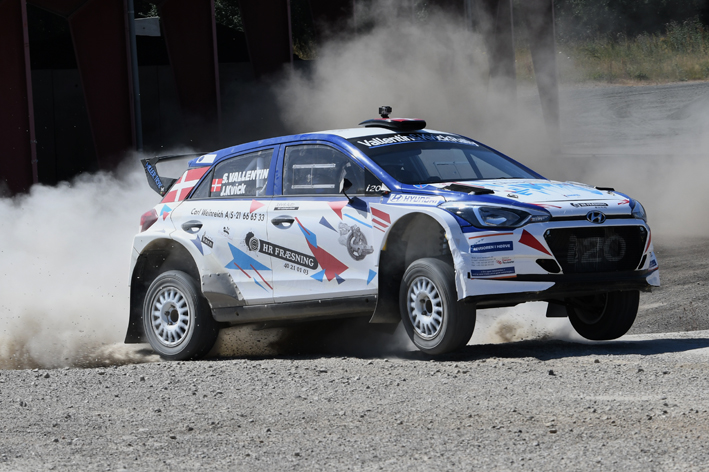 Simon Vallentin og Jeannette Kvick var i R5-racerens varme sæder lørdag, mens der blev lavet optagelse til traileren til efterårets premiere på filmen om talent
(Foto: Morten Dam - autoMOTIV/specialpress)